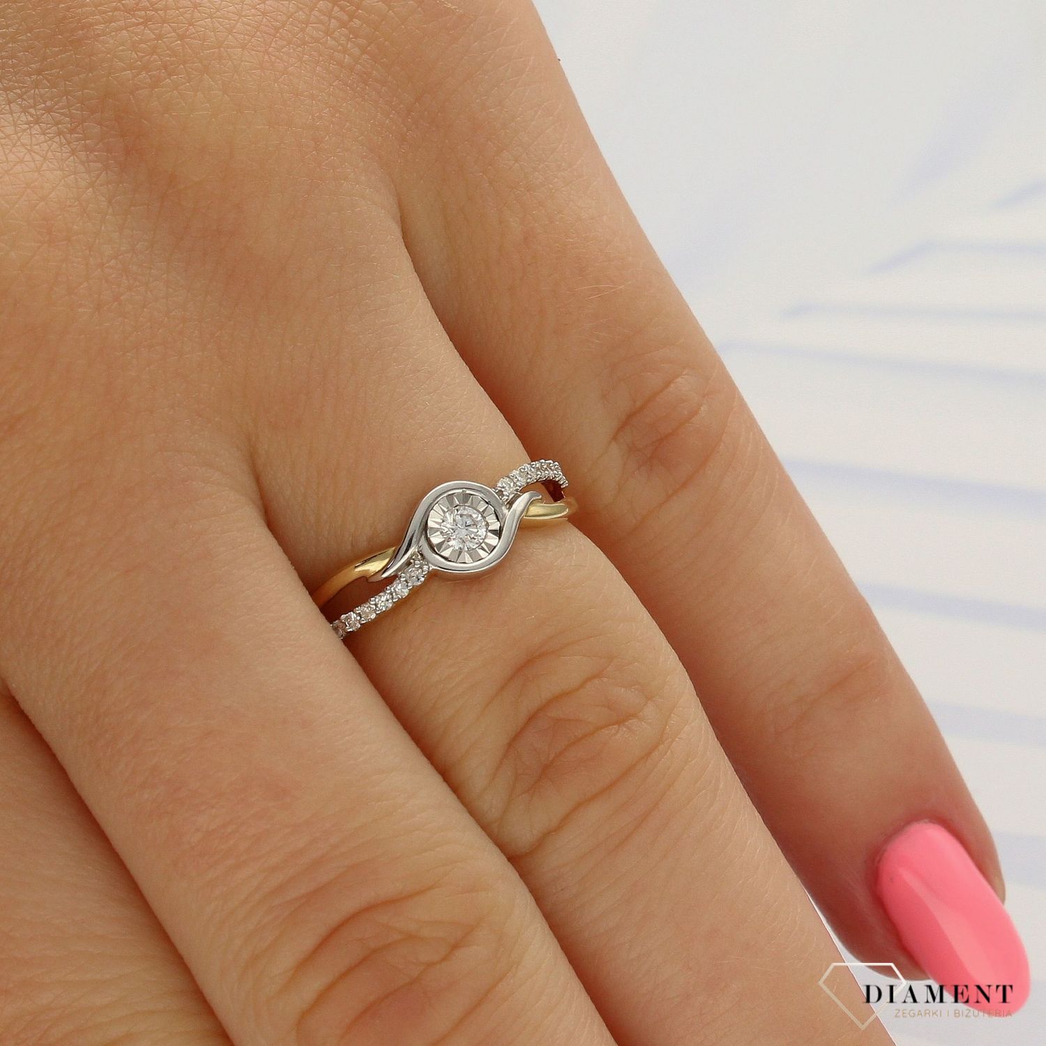 Klasyczny pierścionek zaręczynowy z żółtego i białego złota 585, rozmiar 12. 17 diamentów o masie 0,15 ct. Certyfikat PTG. Idealny prezent z klasą.1.jpg